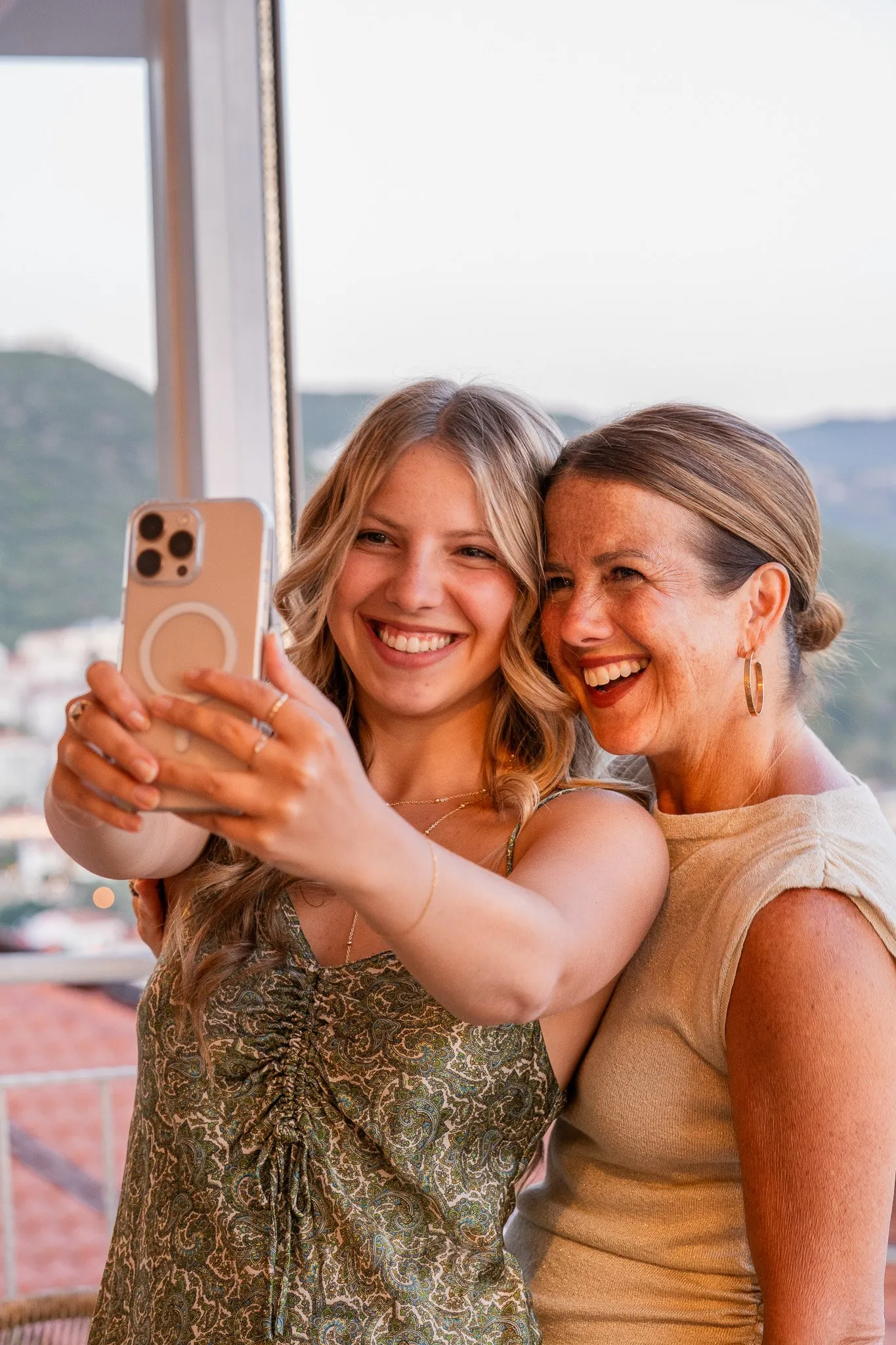 Terasta selfie çeken iki misafir.